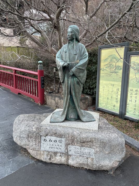 ねね橋のたもとに立つねねの像