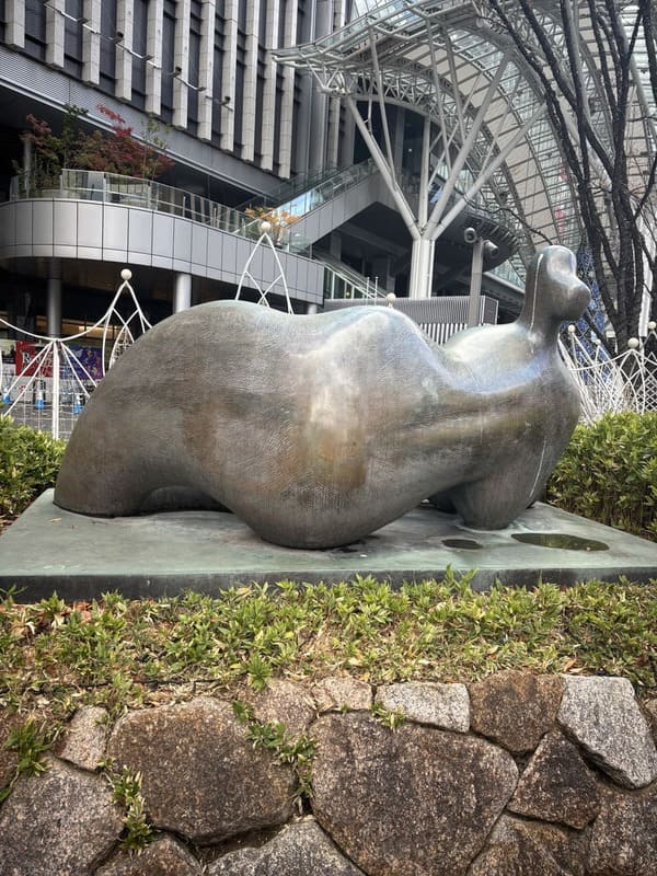 第2の謎のスポット:駅前のアート彫刻