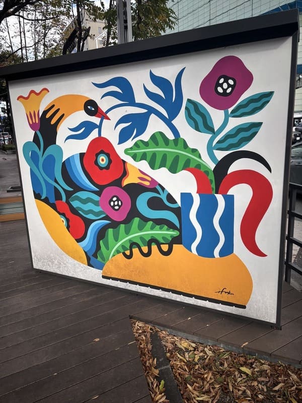 第3の謎のスポット:カラフルなアートボード