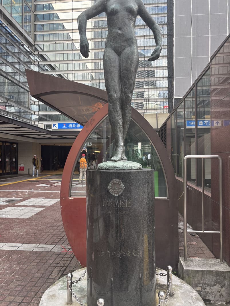 横浜駅で謎解き街歩きをする謎解きウォークの画像