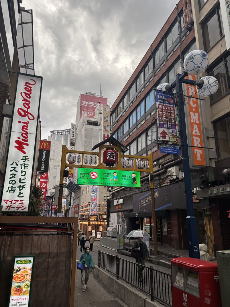 横浜駅で謎解き街歩きをする謎解きウォークの画像
